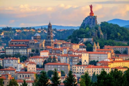 Cathédrale du Puy-en-Velay et statue sur pic rocheux dominant la cité médiévale, région de Sainte-Sigolène, France