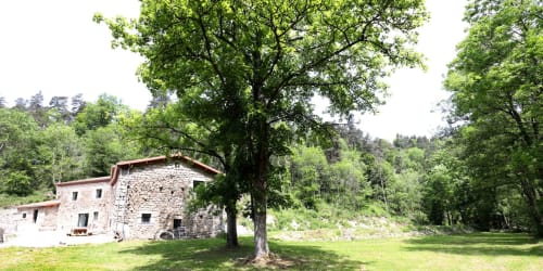 Chaumière en pierre rustique à Au Bord de la Dunière avec grand arbre à Sainte-Sigolène, France
