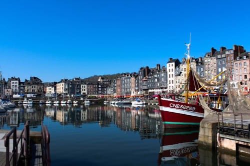 A 15 minutes de Honfleur. Visitez Honfleur avec son vieux port, ses bateaux, ses maisons authentiques. Contempler les bateau de pêche et les façades colorées du bord de mer à Honfleur, France