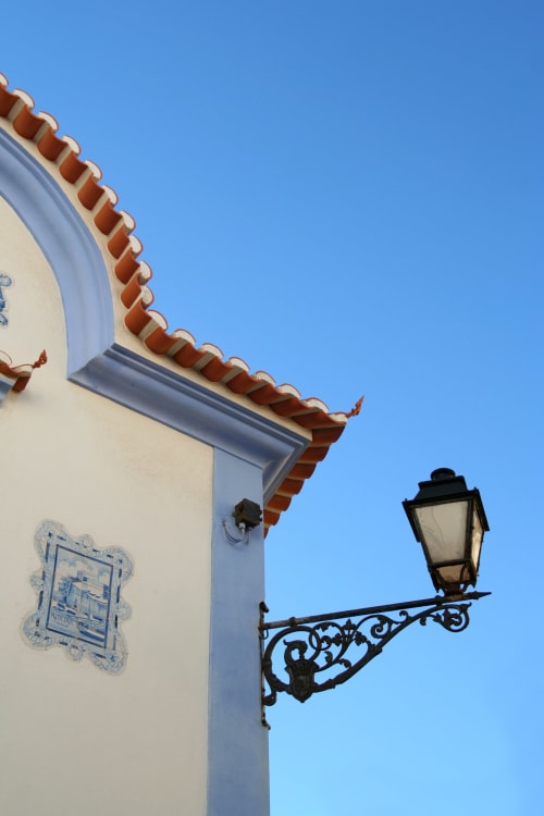 Hotel Ninho Saloio em Venda do Pinheiro com arquitetura portuguesa tradicional, telhados de barro e detalhes ornamentados