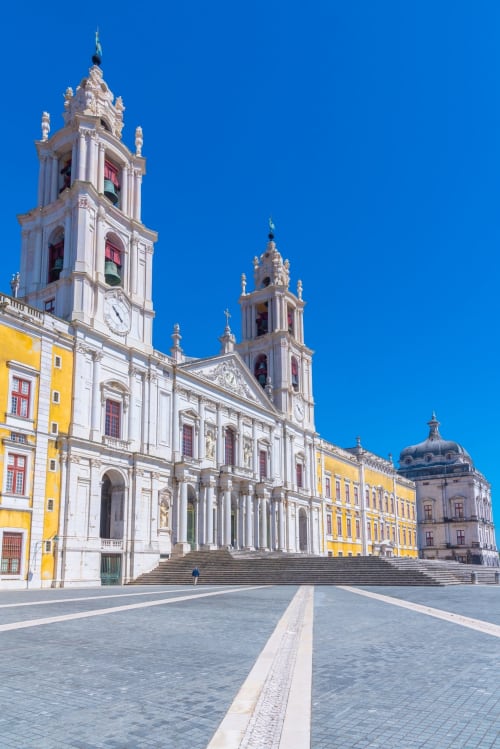 Basílica do Santuário de Nossa Senhora de Fátima com arquitetura barroca branca e torres de sinos, Portugal