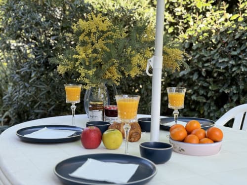Un espace agréable pour savourer le petit-déjeuner ou le déjeuner en plein air, installé sur une belle terrasse équipée de son parasol. Parfait pour profiter de la douceur des matinées ou des repas ensoleillés à l’ombre, dans une ambiance conviviale et détendue.