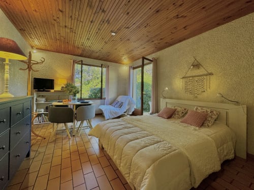 Belle chambre idéale pour vos vacances, offrant tout le confort nécessaire. Elle dispose d'une télévision pour vos moments de détente, ainsi que d'une table pratique pour prendre vos repas ou savourer un petit-déjeuner en toute tranquillité. Un espace accueillant et fonctionnel pour un séjour agréable.