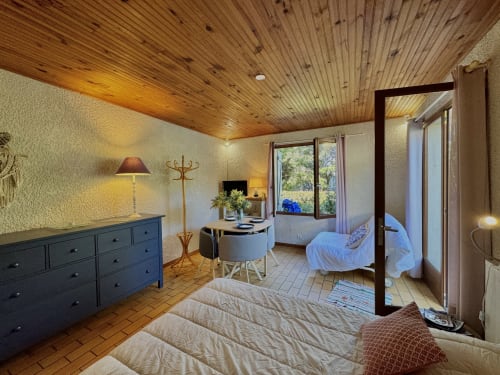 Cette belle chambre, idéale pour vos vacances, dispose d'une télévision pour vos moments de détente, d'une table pour vos repas et d'un buffet pratique. Un espace fonctionnel et accueillant pour un séjour agréable.











