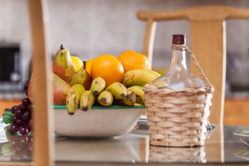 Frutero fresco con peras, plátanos y naranjas en la mesa del comedor de Finca de La Geria, Yaiza