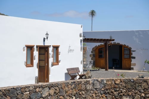 Edificio encalado de Finca de La Geria con puertas y ventanas de madera en Yaiza, Lanzarote