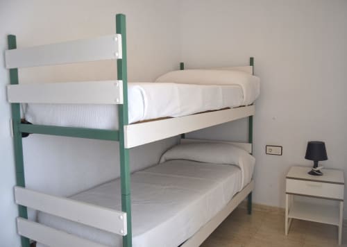 Lits superposés vert et blanc avec literie blanche dans l'appartement Apartamentos Taravilla à Puerto de Mazarrón