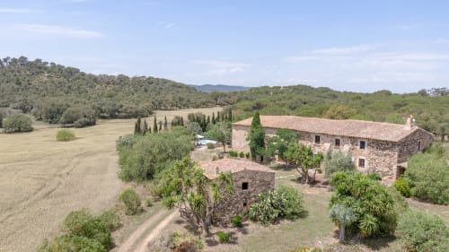 Mas rural en pierre Finques Garcia Enrich à Palafrugell avec cyprès et collines ondulantes