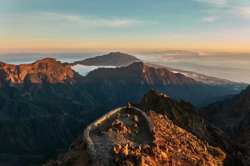 Cimas montañosas al amanecer sobre un mar de nubes cerca de Santa Cruz de la Palma, Islas Canarias