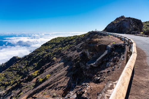Cresta de montaña con barandilla de madera con vistas a las nubes cerca de Santa Cruz de la Palma