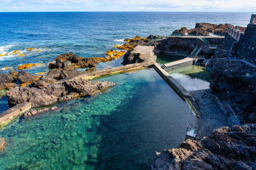 Piscinas naturales de roca y vistas al océano en Apartamentos Rocamar, Santa Cruz de la Palma