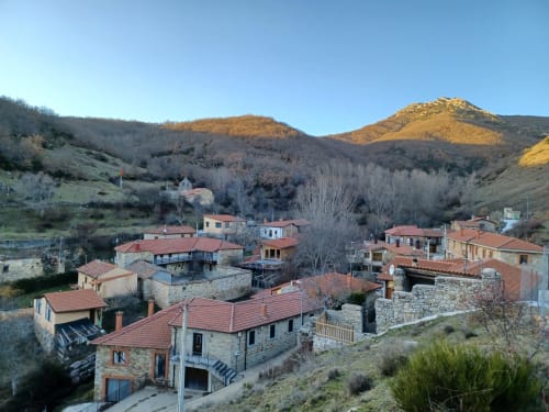 Casa Rural Sensaciones en Cuevas de Viñayo, pueblo rural de piedra acunado en verdes montañas con tejados de barro rojo