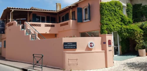 hôtel place des Lices  centre ville Saint Tropez hôtel familial maison hotes 