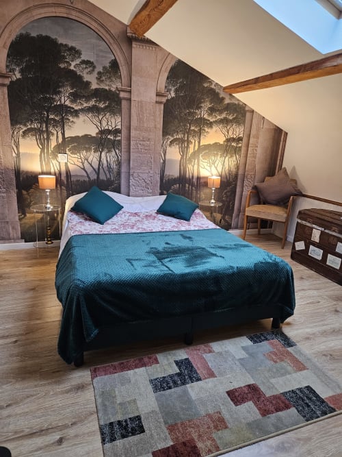 Geräumige Suite im Manoir Lacustre mit blauem Bettzeug, Wald-Wandbild, Holzbalken und modernen Annehmlichkeiten