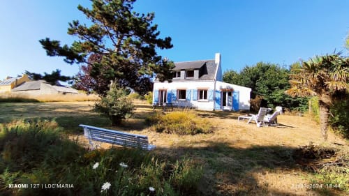 Maison côtière aux volets bleus à Loc'Maria, Belle-Île-en-Mer, avec jardin et accès à la plage