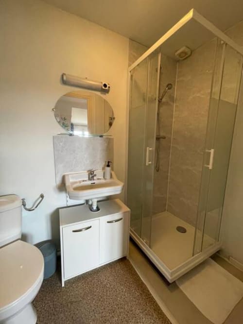 Salle de bain moderne à l'appartement Accolade à Châteaudun avec douche, meuble vasque et toilettes