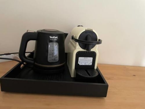 Bouilloire électrique Tefal et machine à café Nespresso sur plateau dans l'appartement Accolade, Châteaudun