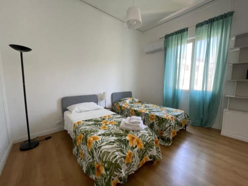 Stanza da letto con due letti singoli