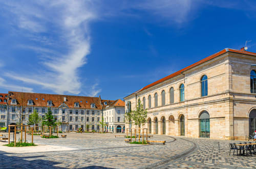L’Atelier du Peintre | Bâtiment | Musée | Ciel | Nuages ​​| Arbres | Plantes | Tables et chaises
