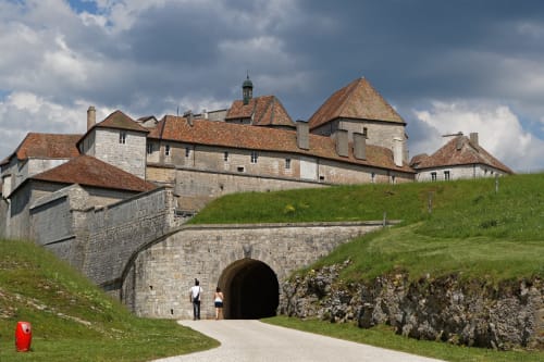 L'Atelier du Peintre | Château | Attraction | Personnes | Invité | Herbe | Poubelle | Ciel | Nuages
