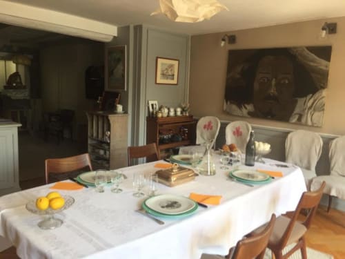 L’Atelier du Peintre | Hébergement | Restaurant | Nourriture | Assiettes | Ustensiles | Vin | Verre | Fruits | Décorations | Table et chaises | Coin repas
