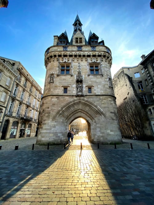 Porte tour historique en pierre à Bègles, France avec passage voûté et architecture médiévale