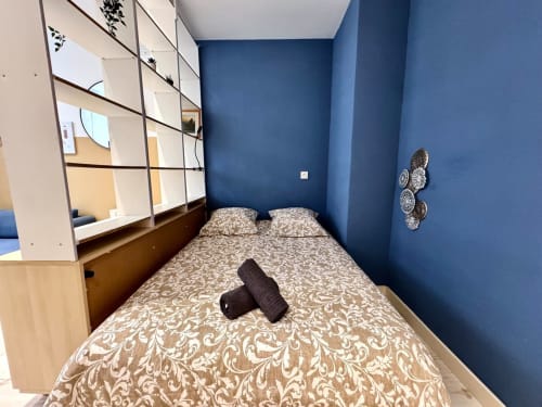 cozy bedroom rental Grenoble, comfortable short-term stay, luxury bedding, restful sleep in Grenoble