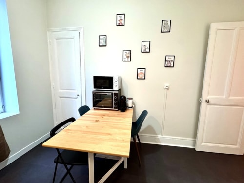 kitchen in rental property, fully equipped kitchen, self-catering apartment Grenoble, holiday home kitchen amenities