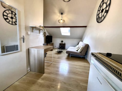 cozy bedroom rental Grenoble, comfortable short-term stay, luxury bedding, restful sleep in Grenoble