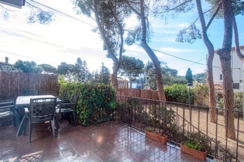 Terrasse de Finques Garcia Enrich à Palafrugell avec barbecue, salon de détente, hauts pins et vue sur la vallée