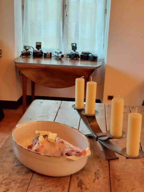 Bougies et appareils photo à l'intérieur de la propriété | Prestations élégantes de location de vacances à Maison Henriette, Léré