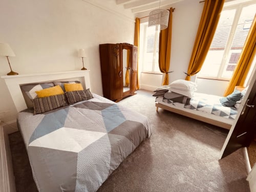 Chambre avec deux lits de la propriété | Prestations élégantes de location de vacances à Maison Henriette, Léré