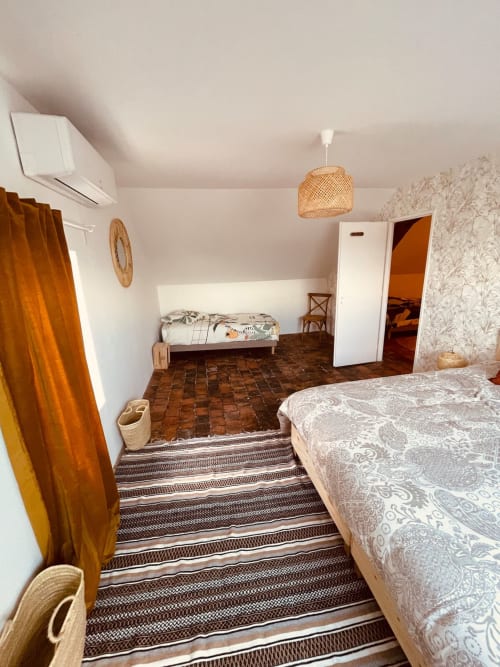 Chambre de la propriété avec deux lits | Prestations élégantes de location de vacances à Maison Henriette, Léré