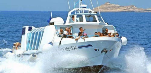 Le bateau Mistral avec ses passagers s'approchant de la plage de Vista D'oro, Monacia d'Aullène, Corse