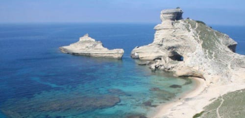 Falaises de calcaire blanc et eaux turquoise près de Vista D'oro à Monacia d'Aullène, Corse