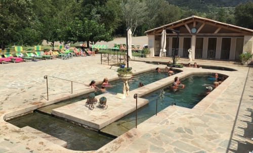 Les bassins thermaux Vista D'oro à Monacia d'Aullène où les clients profitent des eaux chauffées et de la plage de sable