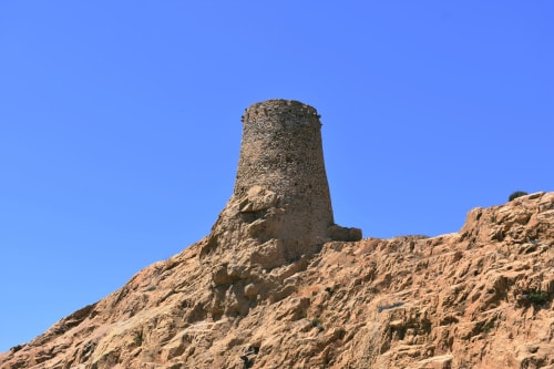 Tour en pierre ancienne sur versant rocheux à Monacia d'Aullène, Corse près de l'hôtel Vista D'oro
