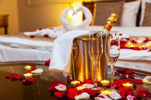 Camera romantica al Palazzo San Firmino Residenza a Venezia con champagne, petali di rosa, candele e decorazione a cuore