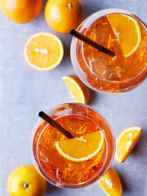 Due rinfrescanti cocktail all'arancia con ghiaccio e fette d'arancia, Palazzo San Firmino, Venezia