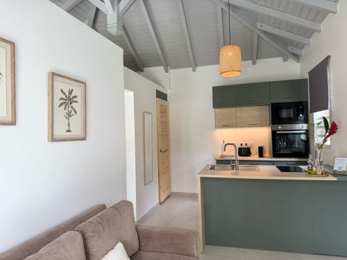 Cuisine moderne aux armoires vertes du Bungalow Alpinia au Domaine de la Glacière, Guadeloupe