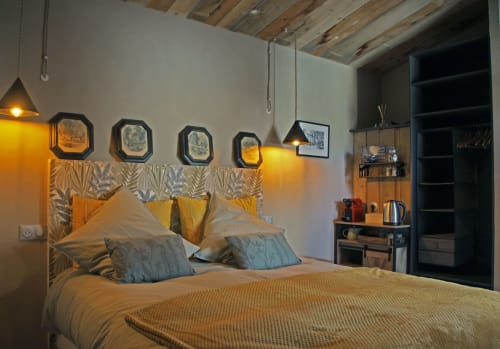 Chambre douillette du Cabanon du Clos à Isle sur la Sorgue avec accents jaunes, tête de lit patterned et ambiance lumineuse
