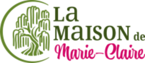 Logo de La Maison de Marie-Claire Gîte avec mains vertes et texte rose, Doncourt-sur-Meuse
