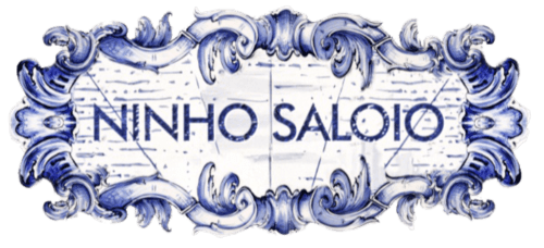 Ninho Saloio decorative tile logo with blue ornamental border design, Venda do Pinheiro accommodation