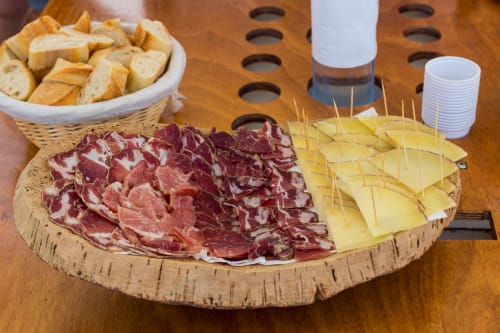 Plateau de charcuteries et fromages accompagné d'un panier de pain à l'hôtel Vista D'oro à Monacia d'Aullène