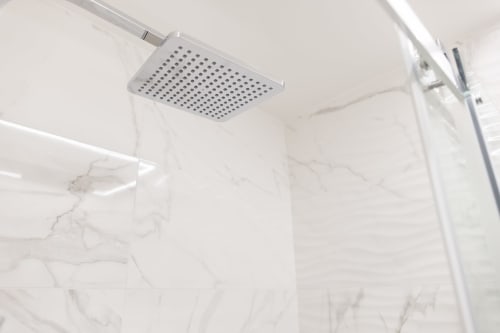 Chuveiro moderno no banheiro de mármore da suíte de luxo B&B I MORI Catania