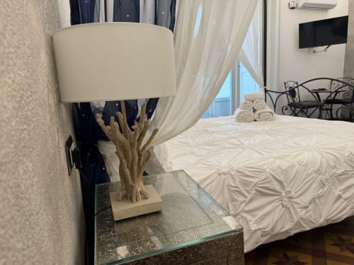 Lampada da camera costiera con base di legno di mare presso B&B I Mori Catania, affacciato su balcone e vista mare