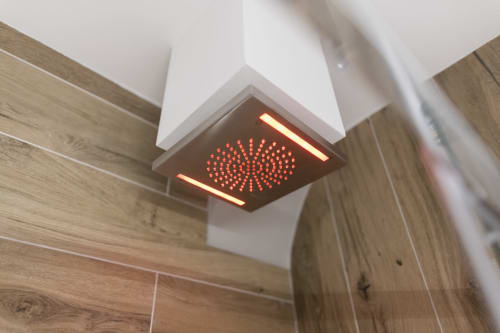 Soffione doccia LED rosso moderno con motivo di luce a spirale nel bagno dell'hotel B&B I MORI a Catania, Sicilia
