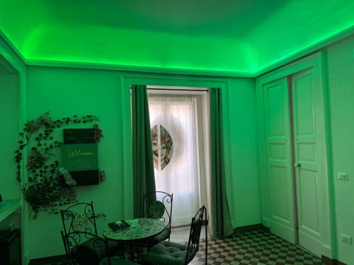 Camera Sovereign Herb al B&B I MORI di Catania con illuminazione ambiente verde neon, zona salotto e vista sulla città