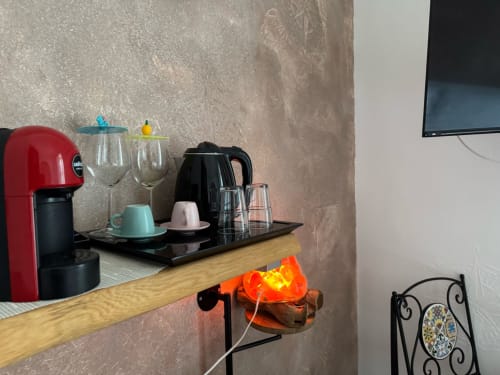 Máquina de café y hervidor con vasos y tazas en la habitación del hotel B&B I MORI Catania