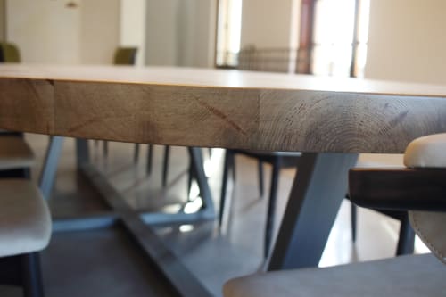 Modern dining table with wooden top and white chairs in Finques Garcia Enrich hotel, Palafrugell
